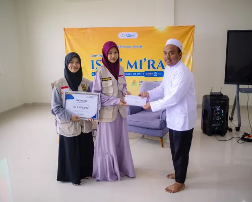 CIS Primary Gresik Commemorates Isra' Mi'raj of Prophet Muhammad ﷺ and Distributes Donations to Sumatra Disaster Victims