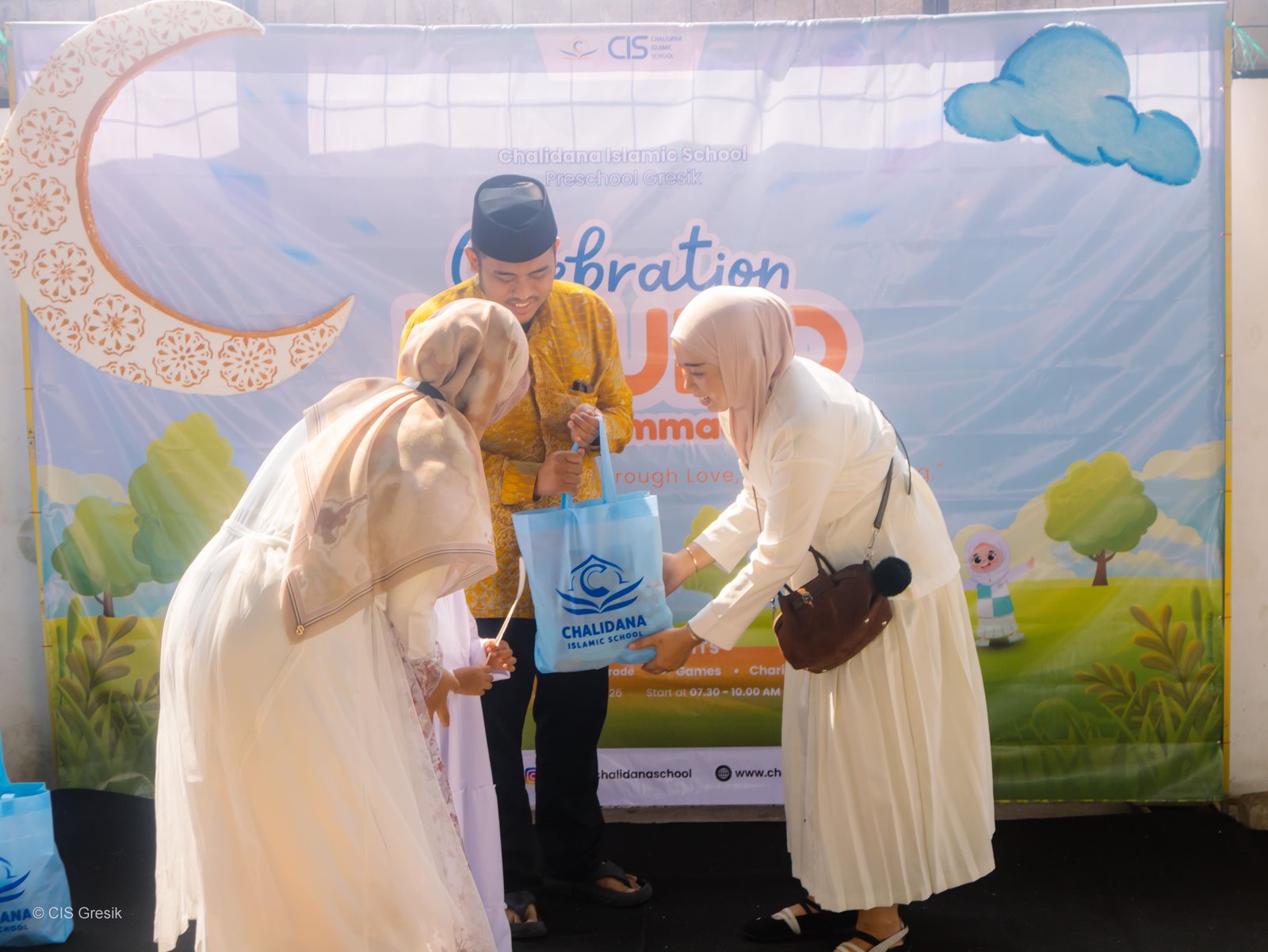 Welcoming the Prophet’s Birthday, CIS Preschool Menganti Holds Charity Event